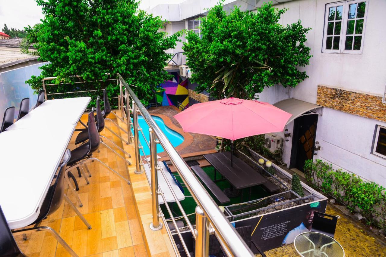 Connecting Lagos Suites Екстериор снимка