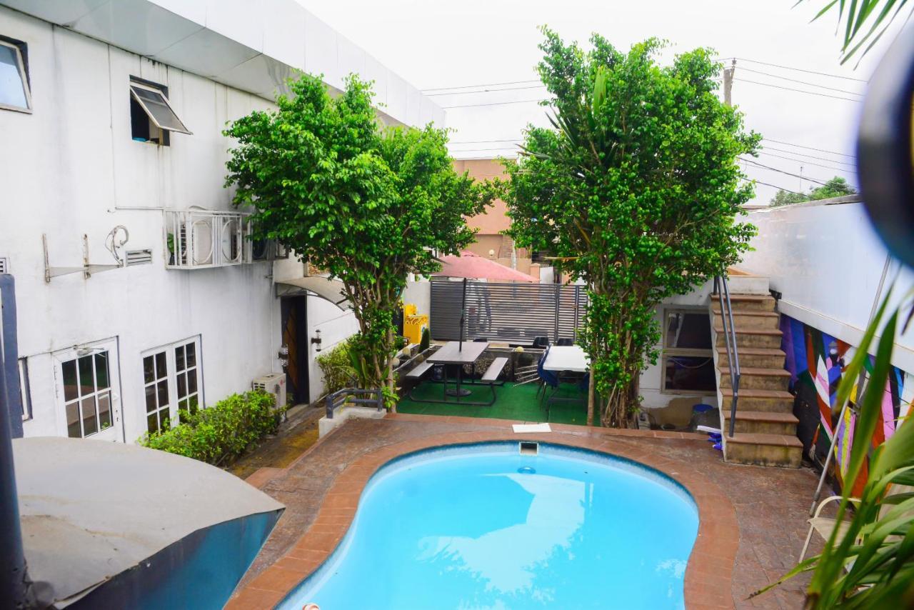 Connecting Lagos Suites Екстериор снимка