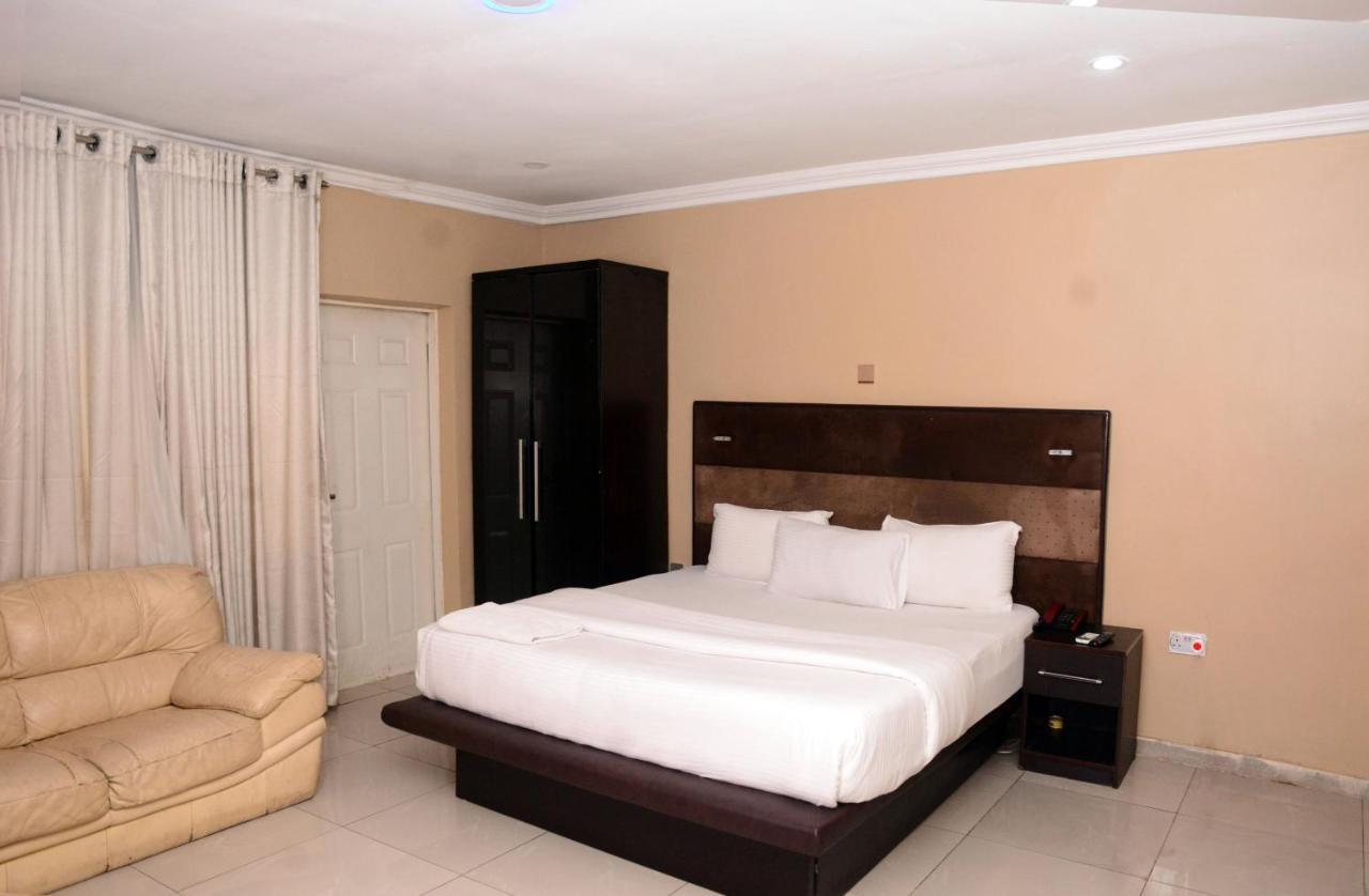 Connecting Lagos Suites Екстериор снимка