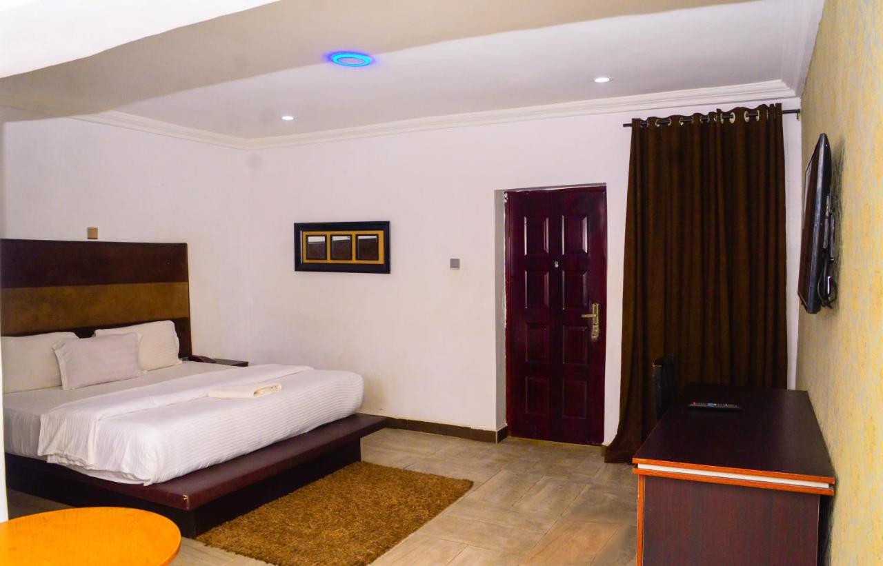 Connecting Lagos Suites Екстериор снимка