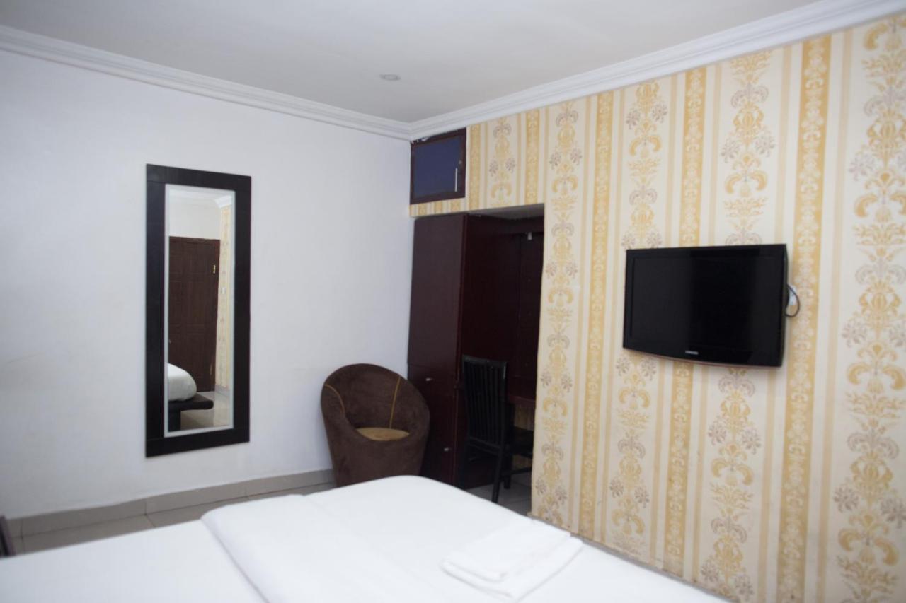 Connecting Lagos Suites Екстериор снимка