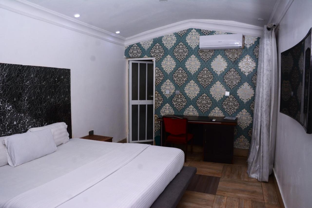 Connecting Lagos Suites Екстериор снимка